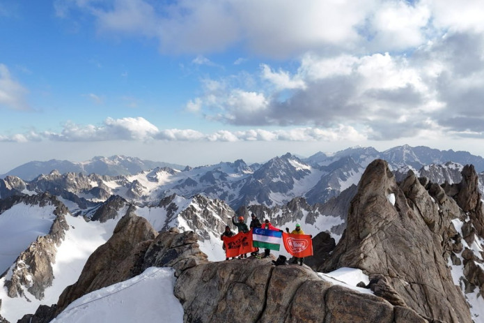 O‘zbekistonlik alpinistlar ilk bor O‘zbekistonning eng baland nuqtasiga ko‘tarildi