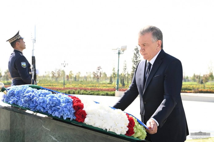 Шавкат Мирзиёев возложил цветы к монументу Независимости