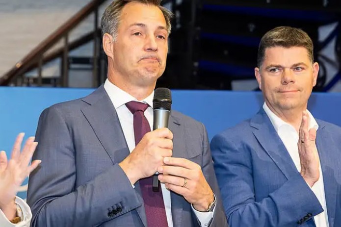 Бельгия Бош вазири Александр Де Кру истеъфога чиқди