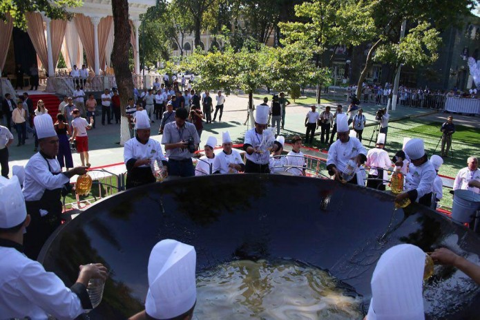 На фестивале O'zbegim в Ташкенте готовят рекордный плов
