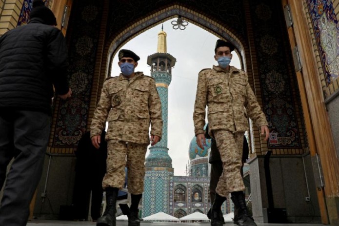 Intim erotik jinsiy aloqa Yosh qoramagiz toshakda mushuk va eshakni becerganida shirin nola qiladi.