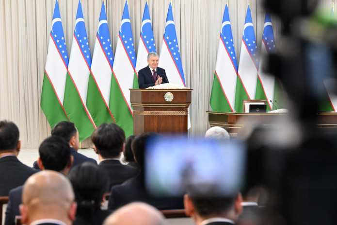 Шавкат Мирзиёев юксак унвон, орден ва медалларга сазовор бўлган соҳа вакилларига мукофотларни топширди