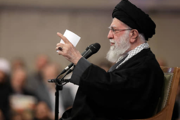 Oyatulloh Ali Xomanaiy Eronda namoyishchilar Trampga yoqish uchun shaharlarni vayron qilayotganini aytdi