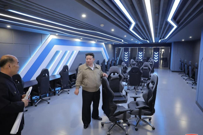 Kim Chen In Shimoliy Koreyada ilk kompyuter o‘yinlari klubini ochib berdi