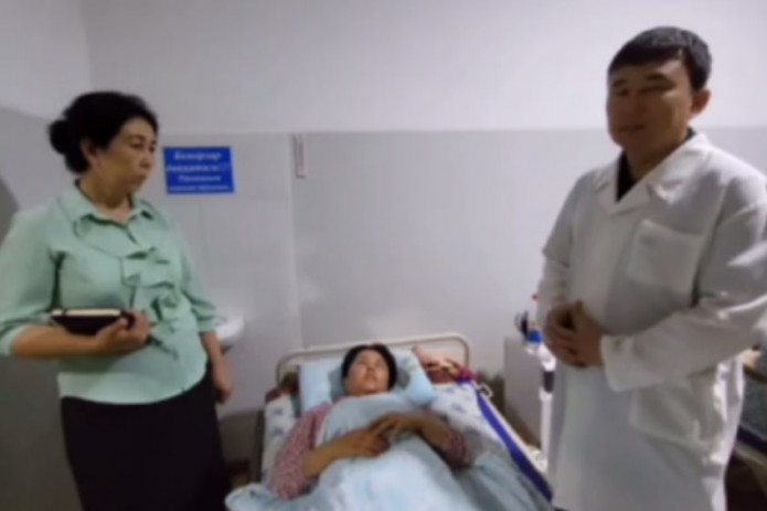 Uxlayotgan onalar HD Qiz xizmatchini aldayapti porno video