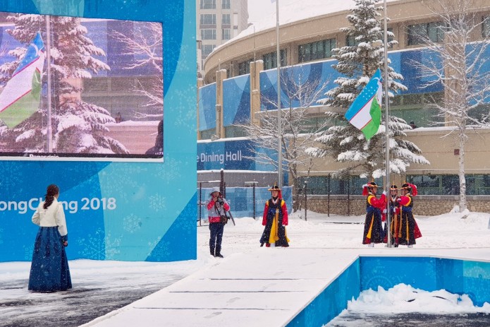 В Паралимпийской деревне подняли флаг Узбекистана