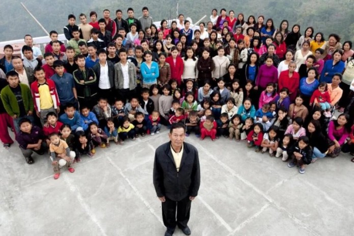 В Индии умер глава самой большой семьи в мире. У него было 39 жен, 89 детей и 36 внуков