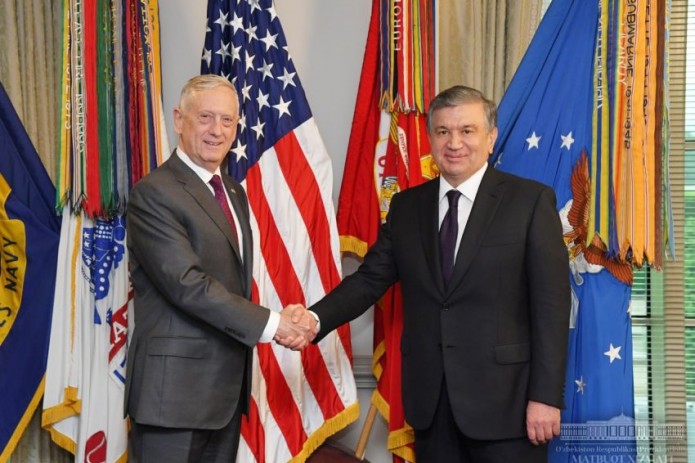 Президент Шавкат Мирзиёев провел переговоры с министром обороны США