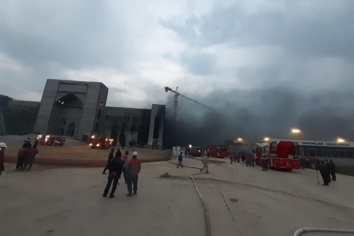 Официально: Пожар возник в подвале Центра исламской цивилизации