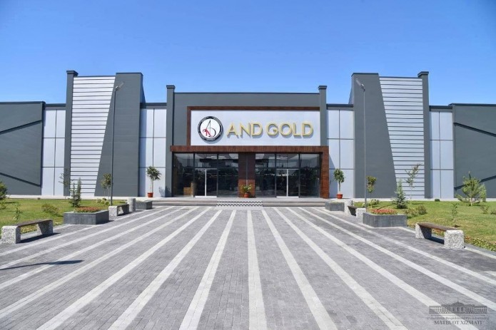 Mirziyoyev inspects $2.5mn textile enterprise in Andijan