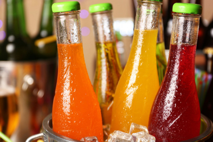 O‘zbekistonda shakar miqdori yuqori alkogolsiz ichimliklarga ogohlantiruvchi yozuv qo‘yish taklif etilmoqda