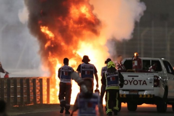 Вышел из пламени. Пилот Формулы-1 попал в ужасную аварию на Гран-при Бахрейна (Видео)