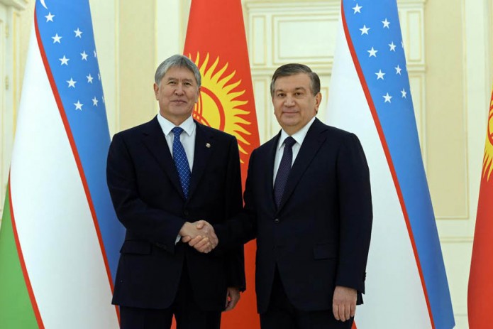 Алмазбек Атамбаев наградил Шавката Мирзиёева орденом «Данакер»