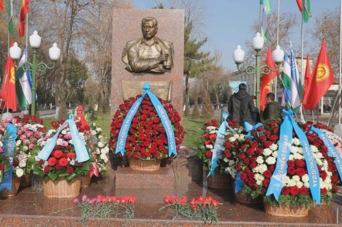 В столице установлен барельеф великому писателю Чингизу Айтматову