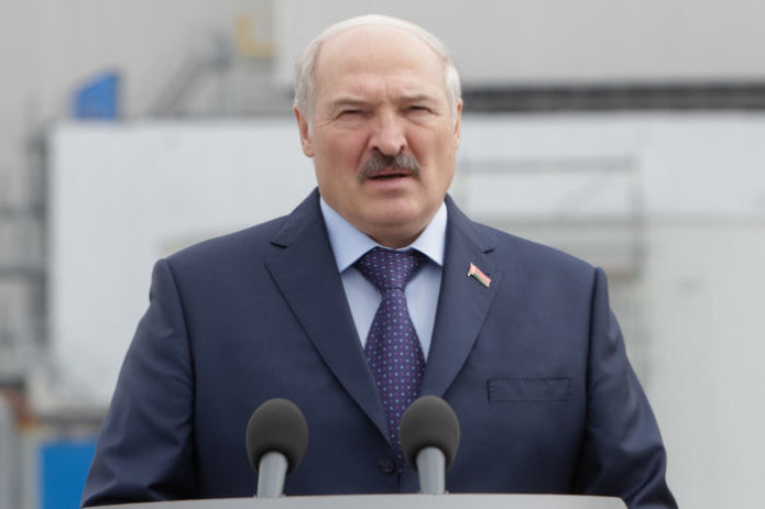 Lukashenko agar Tramp urushlarni to‘xtata olsa, unga Nobel mukofotini berishni taklif qildi