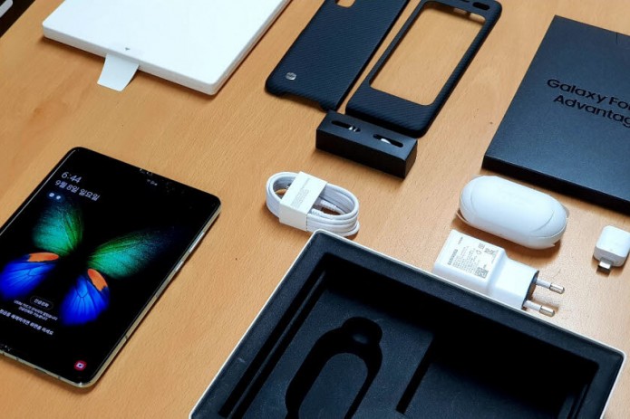 Samsung янги гаджетларини қувватлагичсиз сотиш ниятида