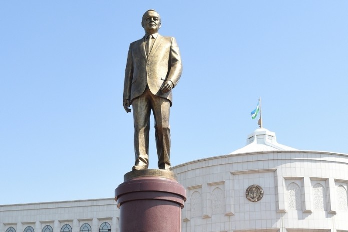 Нурсултан Назарбаев возложил цветы к памятнику Исламу Каримову