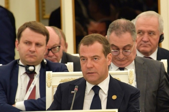 Dmitry Medvedev urges to work out idea of transition of SCO countries to settlements in national currencies