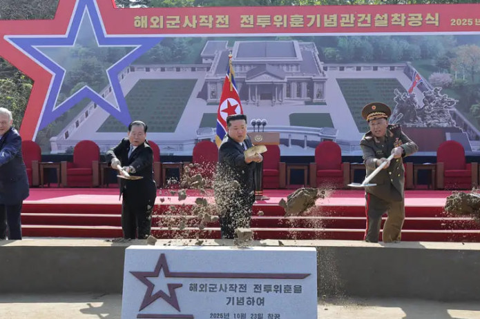 Shimoliy Koreya Ukraina bilan urushda halok bo'lgan askarlar uchun yodgorlik qurmoqda