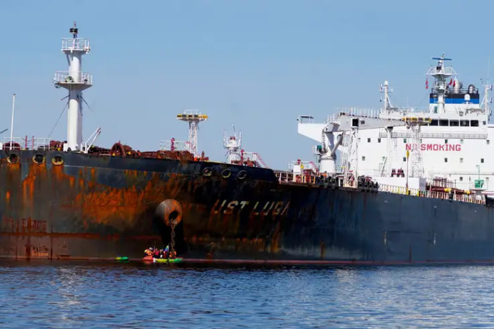 Turkiya qirg'oqlari yaqinida Rossiya "soya floti"ning ikkita kemasi yonib ketdi