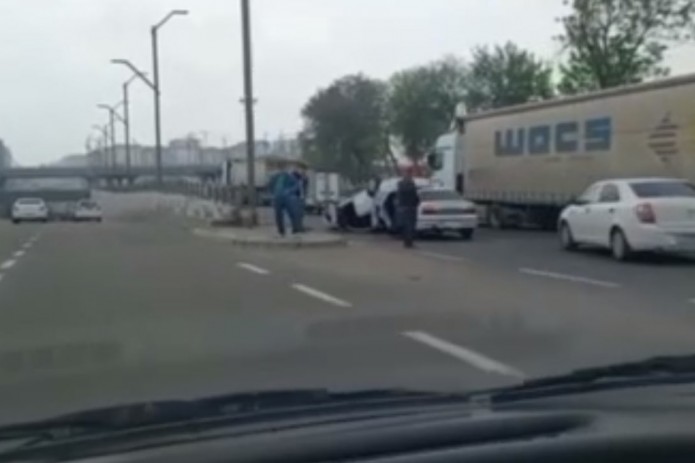 Toshkentda sodir bo‘lgan YTHda Lacetti ag‘darilib ketdi