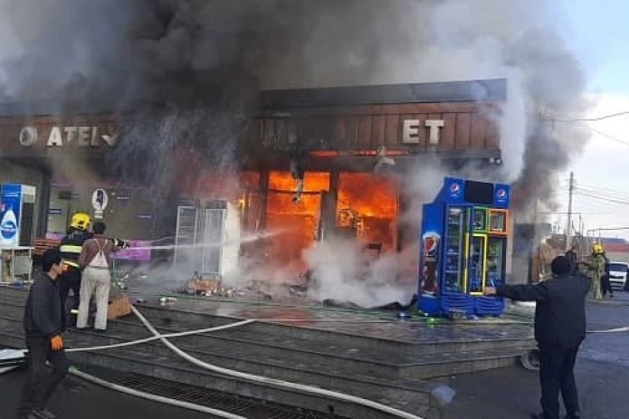 В Алмазарском районе загорелся продуктовый магазин