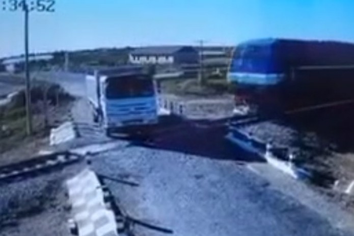 Buxoroda poyezd yuk mashinasi bilan to'qnashdi: haydovchi halok bo'lgan