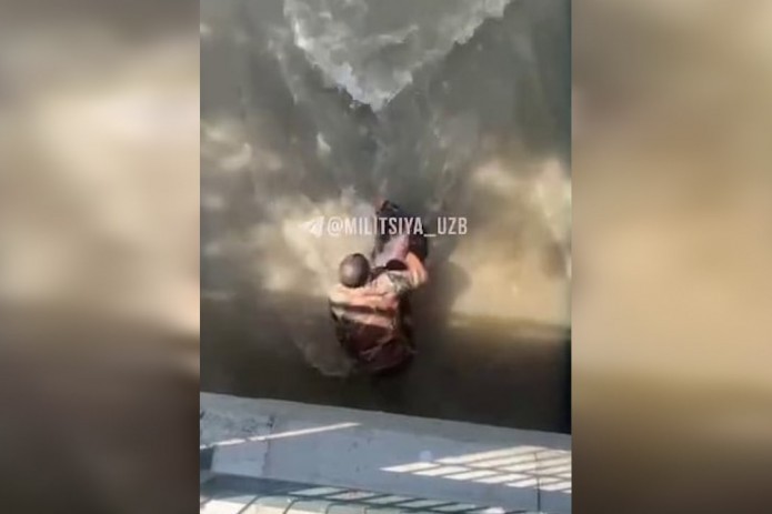 В Ташкенте спасли 70-летнюю женщину, упавшую в канал