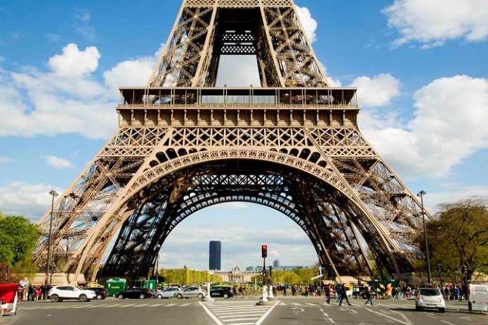 Париж решил обезопасить Эйфелеву башню