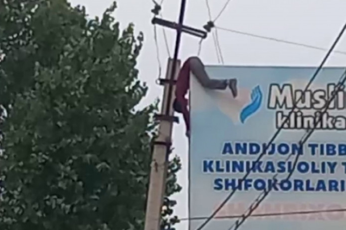 Andijonda reklama bannerini o‘rnatayotgan erkakni tok urdi