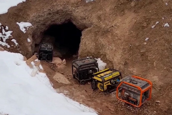 Пятеро жителей Бухары погибли под завалами камней и песка во время незаконной добычи золота в шахте - МЧС