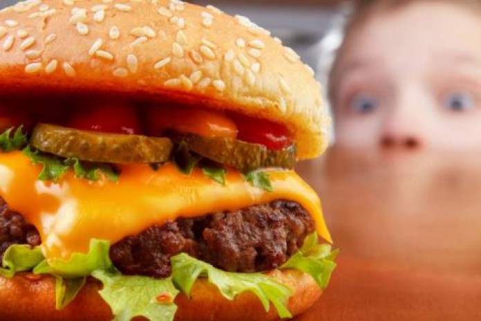 В школьных столовых запретят готовить и продавать «фаст-фуд»