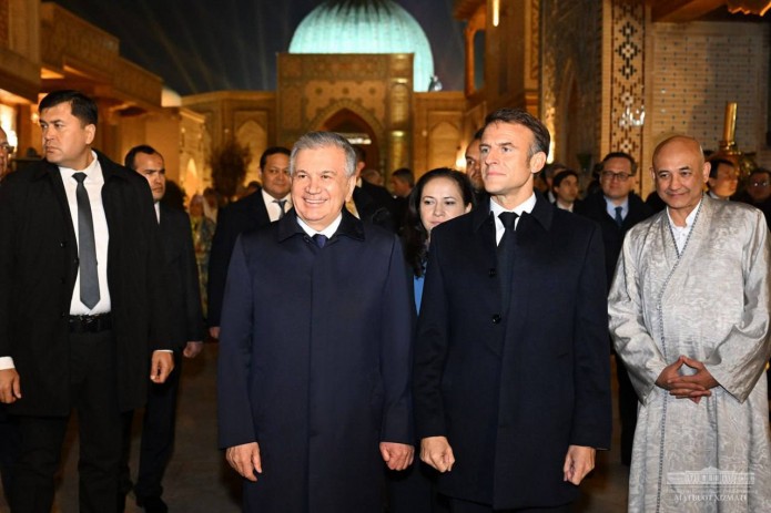 Shavkat Mirziyoyev va Emmanuel Makron tungi Samarqand bo‘ylab sayr qildilar