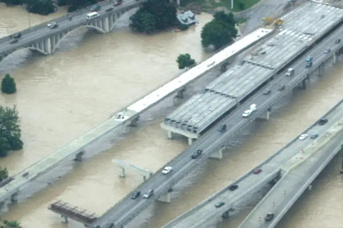 Texasdagi suv toshqini qurbonlari soni 24 kishiga yetdi