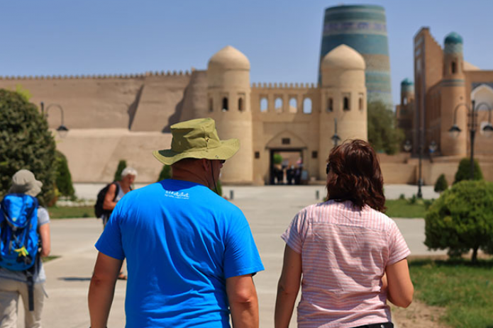 Chet el fuqarolarini O'zbekistonga taklif qilish bo'yicha davlat xizmati ko'rsatiladi
