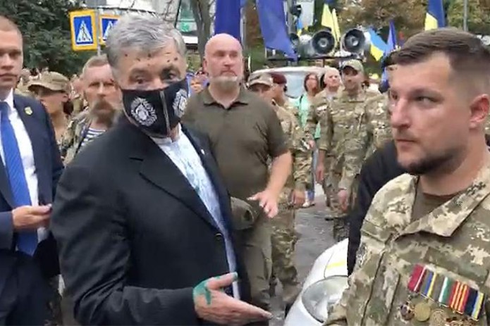 Бывшего президента Украины Петра Порошенко облили зеленкой