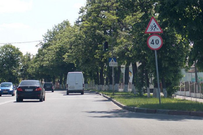 Endilikda tezlikni me’yoridan oshirish bilan bog‘liq jarima transport vositasining turi va unga belgilangan "yuqori cheklangan tezlik"ka qarab qo‘llaniladi