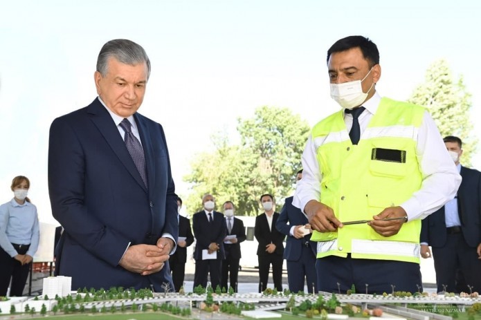 Mirziyoyev inspects construction of new bridge in Tashkent