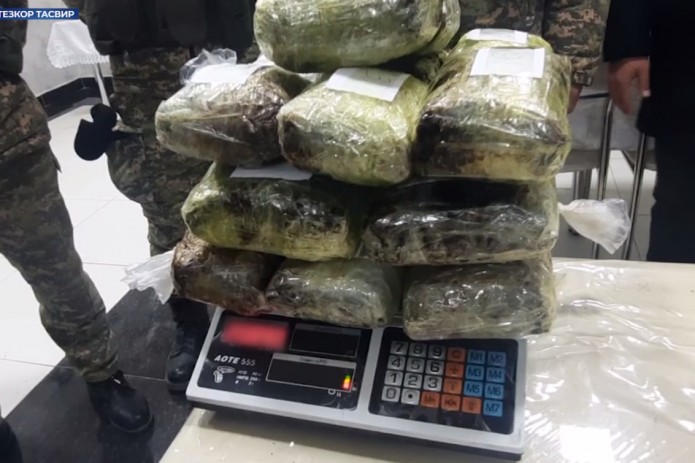 O‘zbek-tojik chegarasi yaqinida 26 kg narkotik modda qoldirib ketildi