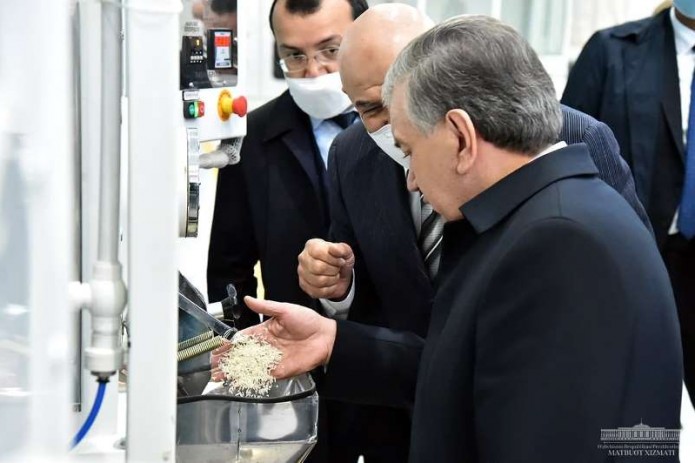 Президент ознакомился с деятельностью завода по переработке риса в Ташкентской области