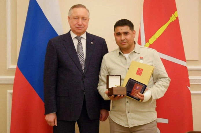 Peterburg gubernatori Xayrullo Ibodullayevni ko‘krak nishoni bilan mukofotladi