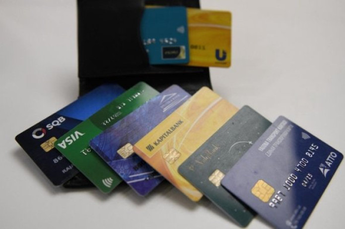 Voyaga yetmaganlar bank kartalarini ochishi bo'yicha talablar ishlab chiqiladi