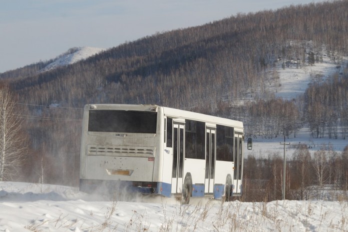 В степях Казахстана узбекские мигранты снова оказались в поломанном автобусе