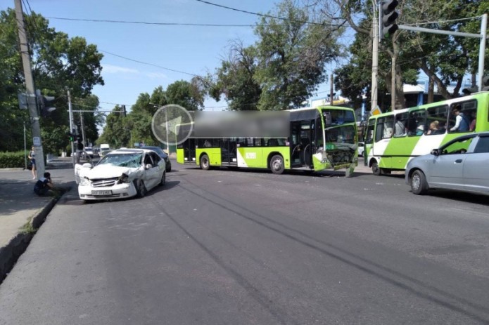 В Ташкенте водитель автобуса нарушил ПДД и попал в аварию с «Lacetti»