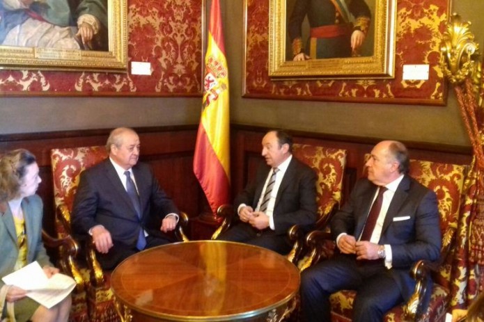 Глава МИД встретился с первым зампредседателя Сената Испании