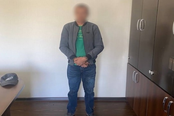 Мужчина, душивший и избивший жену в детском саду, после зарезал её дома