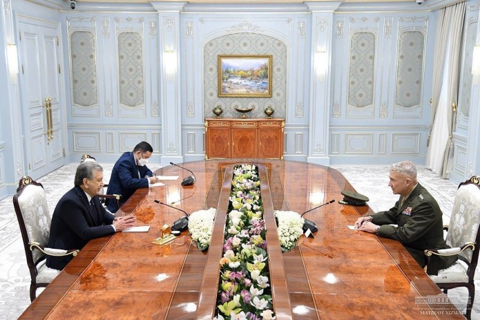 Шавкат Мирзиёев и глава Центкома ВС США обсудили вопросы военного сотрудничества