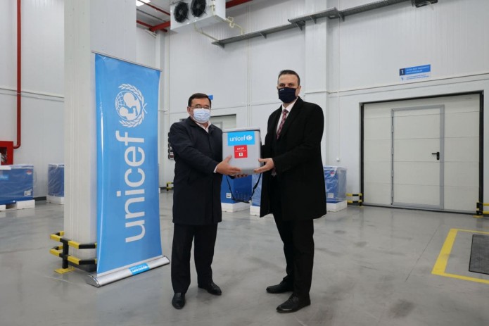 ЮНИСЕФ передал Узбекистану морозильные камеры и термосумки для транспортировки вакцин на $500 тыс