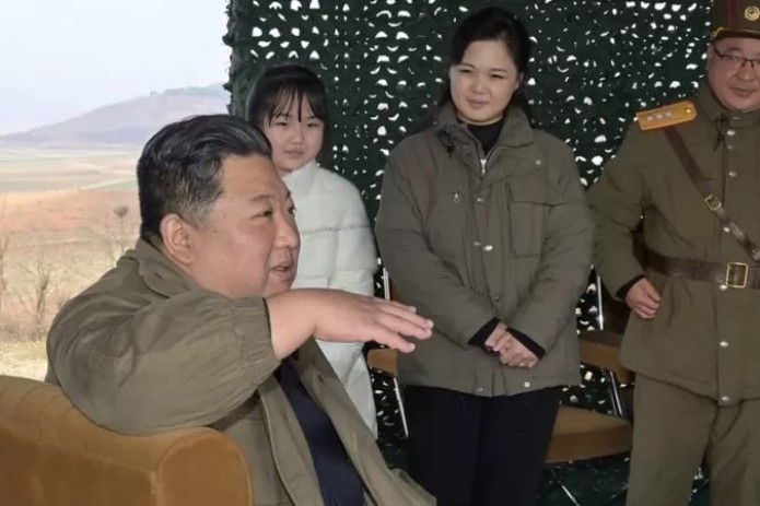 Rus qiz yigitni mushukni yalashiga majbur qiladi