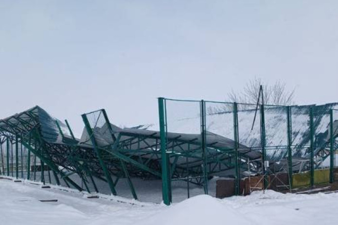 Jizzaxdagi maktabda 1,1 mlrd so‘mga qurilgan stadion tom qismi qulab tushdi